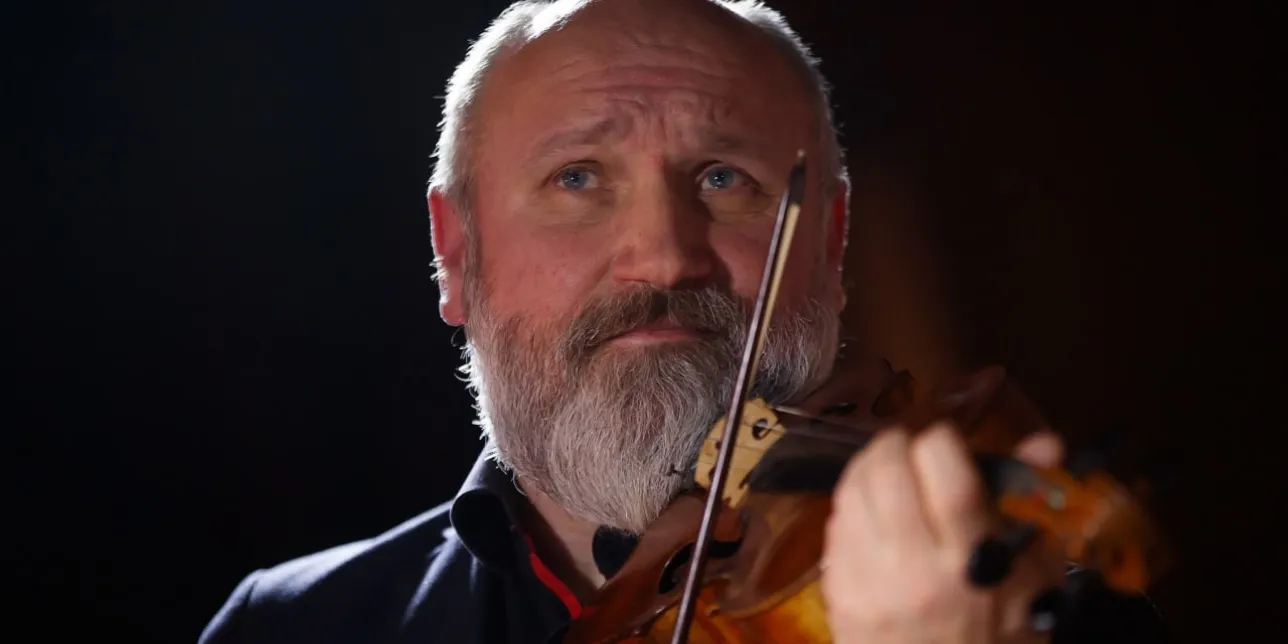 A man playing violin. Photo. 
