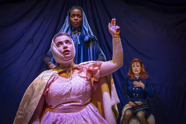 En kvinna med omplåstrat huvud sitter som i trans. Foto.