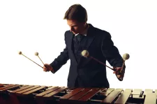 Johan Bridger spelar marimba. Foto. 