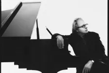 Roland Pöntinen vid pianot. Fotograf: Simon Larsson.