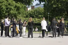 Personer spelar musik i en park. Foto.