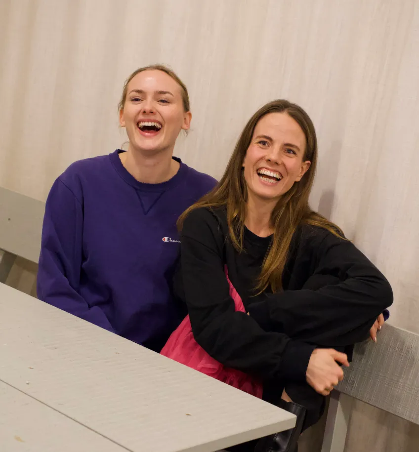 Två kvinnor skrattar. Foto.